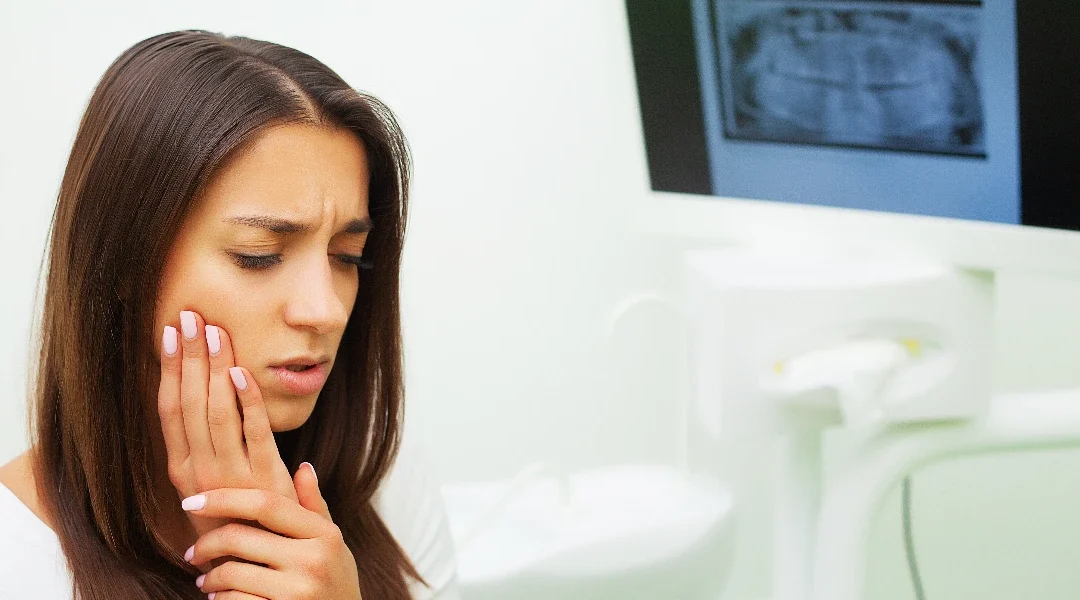 Bol nakon ugradnje implantata: diferencijalna dijagnostika po vremenskoj crti (0–72 h, 4–7 dana, 2–6 tjedana) i kada je to alarm